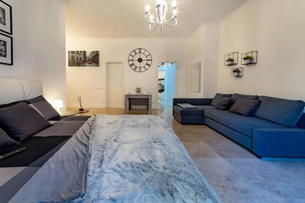 San Babila - Luxury Milanese Apartment